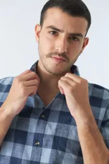 Camisa de hombre a cuadros color rosa, blanco y azul, de corte slim, manga larga, con bolsillo en el pecho y logo bordado.