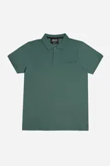 Remera polo clásica color rosado, con bolsillo frontal y calce regular.