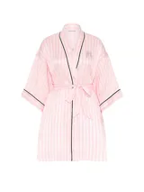 Bata corta de satén brillante, con diseño de rayas verticales en tonos rosado y blanco. Presenta ribetes negros en cuello, solapa y puños, lazo ajustable en la cintura y detalle de alas bordadas en el pecho.