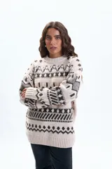 Buzo de punto con diseño de jacquard geométrico en tonos beige y marrón oscuro, cuello redondo y puños acanalados.