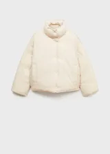 Campera acolchada de nylon color crema, con diseño oversize, cuello alto y cierre frontal con botones a presión. Cuenta con mangas largas y bolsillos laterales.