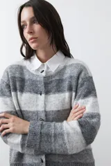 Cardigan de tejido suave con diseño de rayas horizontales en tonos marrones y beige, con cuello redondo y cierre frontal de botones.