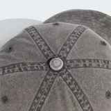 Gorra de béisbol con efecto lavado, confeccionada en sarga de algodón. Presenta un diseño clásico de seis paneles con ojales bordados para ventilación y un logo del Trifolio de Adidas bordado en el panel frontal. Incluye un cierre ajustable de anillos en forma de D en la parte posterior.