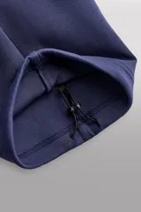 Pantalón jogger relaxed fit Zara Athleticz de tejido técnico compacto elástico con mezcla de algodón. Presenta cintura elástica ajustable con cordón, bolsillos laterales en la cadera, bolsillo trasero con cierre de cremallera, bajo ajustable con elástico y detalle de logo estampado en la pernera.