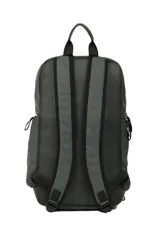 Mochila urbana de diseño minimalista en color negro, confeccionada en poliuretano. Cuenta con un compartimento principal amplio, un bolsillo frontal grande con cierre y un diseño ergonómico con correas ajustables.