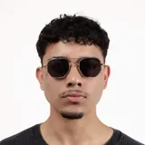 Lentes de sol con marco metálico negro de diseño hexagonal y doble puente. Cuentan con protección UV400 y cristales oscuros.