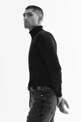 Buzo de punto fino con cuello alto acanalado, manga larga y terminaciones en puños y bajo acanalados. Presenta un corte estándar.