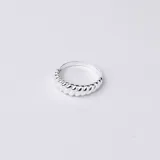 Anillo de plata 925 con diseño de textura trenzada o acanalada, con acabado brillante.
