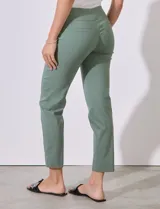 Pantalón color beige de gabardina elastizada, marca Zac & Rachel. Corte recto, pretina ancha pespunteada y largo al tobillo.