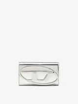 Cartera Diesel tipo sobre, color dorado metalizado, con logo ovalado en relieve. Incluye correa desmontable para usar como bandolera.