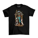Remera negra de algodón con estampa frontal de temática egipcia que representa a la diosa Bastet acompañada de gatos.