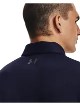 Remera polo de manga corta Under Armour, confeccionada en tejido técnico ligero y transpirable. Presenta cuello clásico con tapeta de dos botones y logo de la marca estampado en el pecho.