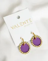 Aros colgantes con forma circular, con centro de acrílico color violeta y borde con strass dorados.