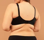 Soutien reductor sin aro, color blanco, confeccionado en algodón 100% en copas y lycra reforzada en la espalda. Detalle de guipur bordado en el escote y breteles anchos regulables.