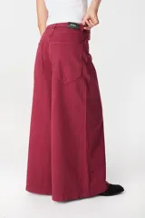 Jean de corte wide leg en color bordó, confeccionado en denim de algodón. Presenta tiro medio, bolsillos traseros amplios y una silueta holgada y fluida.