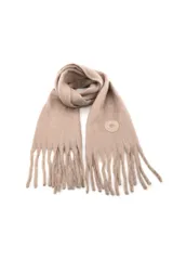 Bufanda de tejido suave con flecos en los extremos y detalle de parche circular en uno de sus lados.