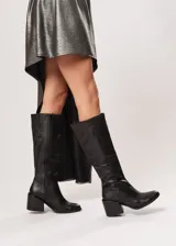 Bota de caña alta negra de cuero con taco cuadrado.