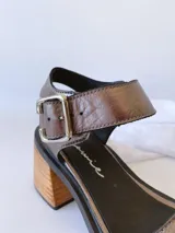 Sandalias de cuero color peltre con taco de madera.