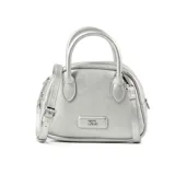 Cartera mini de símil cuero color plateado, estilo clásico, con doble asa fija y correa regulable extraíble. Cuenta con cierre superior y placa con el logo de la marca en el frente.