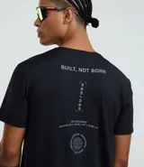 Remera deportiva negra de manga corta, cuello redondo y corte regular. Presenta un pequeño logo estampado en el pecho.