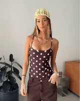 Malla enteriza con estampado de lunares, de corte ajustado con breteles finos y escote redondo.