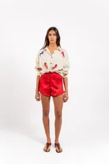 Short mini de jacquard tonal celeste con motivo de inspiración vintage y detalle de volados en el ruedo.