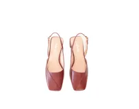 Zapatos slingback de cuero color bordó, con punta cuadrada, escote en V y taco bajo cuadrado. Poseen una tira trasera ajustable con hebilla metálica.