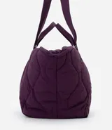 Cartera tipo shopper de gran tamaño con diseño acolchado puffer, confeccionada en poliéster. Presenta asas anchas de cinta de gorgorán para llevar al hombro y una estructura amplia en forma de trapecio invertido.