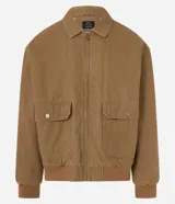 Campera bomber marrón de sarga de algodón, con cuello inglés, cierre frontal con cremallera, bolsillos cargo con botón y puños y cintura ajustados.