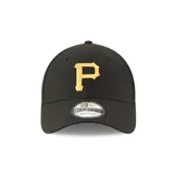 Gorra negra con logo de los Pittsburgh Pirates bordado en amarillo en el frente y logo de New Era bordado en amarillo en el lateral.