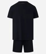 Conjunto de pijama corto negro, compuesto por una remera de cuello redondo y mangas cortas, y un short con cintura elástica.
