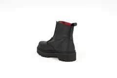 Bota de cuero negra con plataforma, caña baja y cierre frontal con cremallera.
