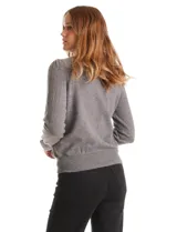 Buzo gris de tejido con cuello redondo, manga larga texturizada con diseño de rombos, puño y volado.