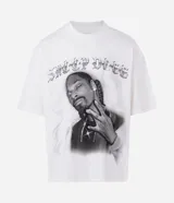Remera blanca de algodón con cuello redondo, mangas cortas y corte oversized. Presenta un estampado frontal en blanco y negro del rapero Snoop Dogg, con letras góticas en la parte superior.