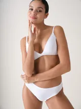 Conjunto de bikini de corte láser color beige, compuesto por un corpiño de tirantes finos y una bombacha de tiro bajo.