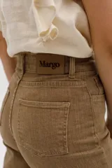 Pantalón wide leg color crudo, con textura de pequeños tajitos.