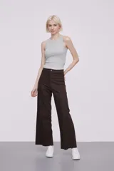 Pantalon de jean color marrón, de corte ancho y tiro alto, con terminación de ruedo desflecado.