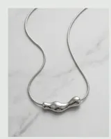 Collar de acero con cadena tipo serpiente y dije central con forma orgánica y ondulada de acabado pulido.