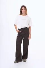 Pantalon cargo de corte recto confeccionado en gabardina de algodón. Presenta cintura con cordón ajustable, bolsillos laterales tipo cargo y costuras reforzadas en las rodillas.