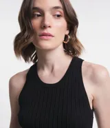 Blusa musculosa negra de tejido de punto acanalado, con escote redondo y tirantes anchos, de corte ajustado y diseño liso.
