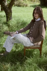 Pantalón de jean con estampado de manchas orgánicas en tonos tierra, de tiro medio-alto y corte recto. Presenta bolsillos funcionales y largo al tobillo.