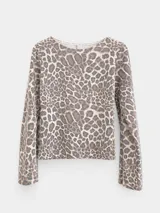 Buzo de cuello redondo y manga larga con estampado animal print de leopardo en tonos neutros.