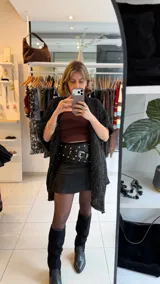 Falda corta de gabardina elastizada en color negro, con diseño liso y corte ajustado.