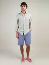 Camisa de hombre marca El Ganso, confeccionada en lino, de corte regular fit, cuello italiano, manga larga con puños simples y logo bordado en el pecho.