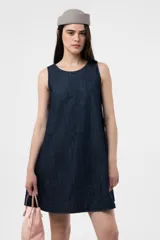Vestido corto sin mangas de denim negro, con silueta evasé, calce suelto y costuras pespunteadas a contratono.