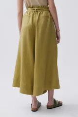 Pantalón palazzo blanco de lino con lazo en la cintura.