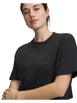 Remera crop top negra de manga corta, con cuello redondo acanalado y gráfico de estilo inscrito en el pecho en tono sobre tono.
