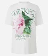 Remera color crema de algodón con cuello redondo y mangas cortas. Estampado frontal con imágenes del musical Wicked y texto en verde y rosa.