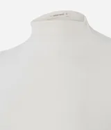 Blusa sin mangas de corte regular, confeccionada en una mezcla de algodón y modal, con cuello alto y diseño ajustado al cuerpo.