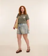 Blusa verde militar de algodón con cuello redondo y mangas cortas con dobladillo. Presenta un pequeño bordado de flores en el frente.